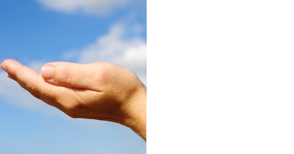 Une main ouverte tournée vers le ciel